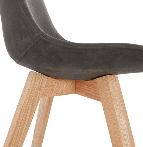 Stoel 'AXEL' in grijs microvezel met poten in naturel hout Stoel 'AXEL' in grijs microvezel met poten in naturel hout