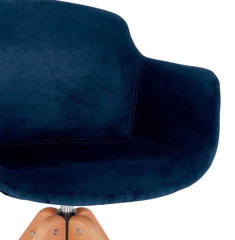 Fauteuil 'BERNI' in blauw fluweel met naturel houten poten