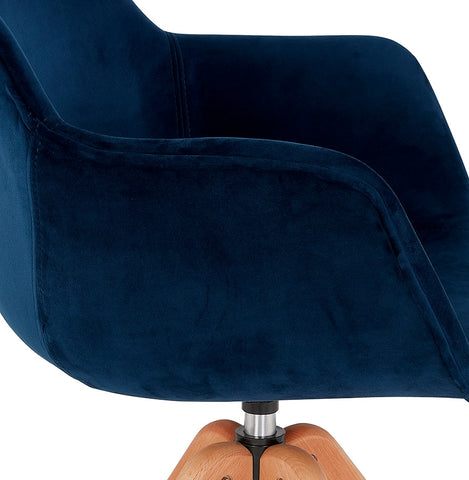 Fauteuil 'BERNI' in blauw fluweel met naturel houten poten