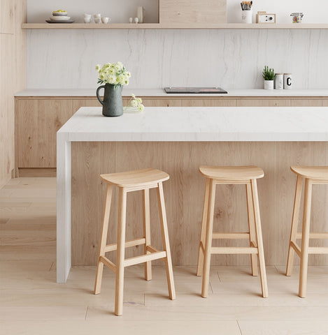 Design barkruk 'DUMAS' in naturel houten afwerking