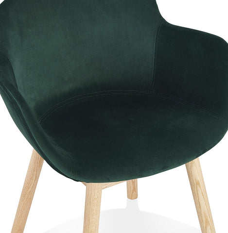 Fauteuil 'FRIDA' in groen fluweel met armleuningen en poten in naturel hout