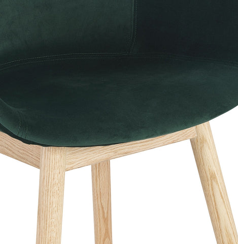 Fauteuil 'FRIDA' in groen fluweel met armleuningen en poten in naturel hout