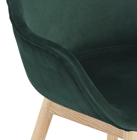 Fauteuil 'FRIDA' in groen fluweel met armleuningen en poten in naturel hout