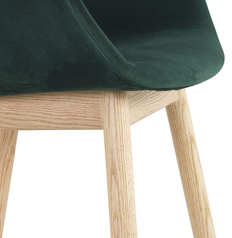 Fauteuil 'FRIDA' in groen fluweel met armleuningen en poten in naturel hout