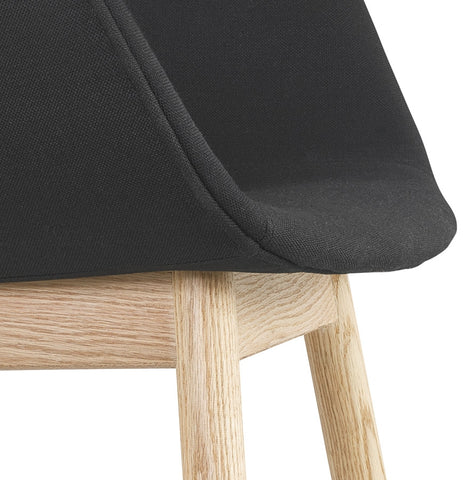 Fauteuil 'LAMBIC' in zwarte stof en poten in naturel hout