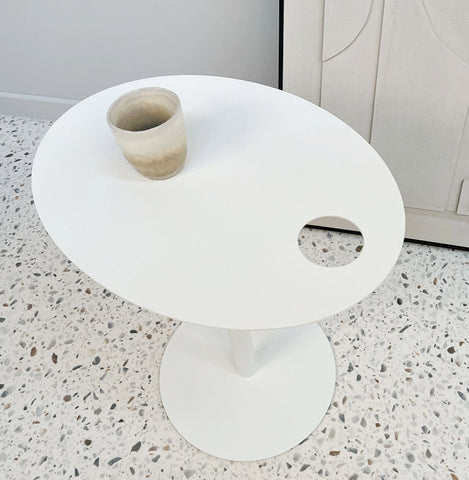 Oval side table 'MASA' in white metal