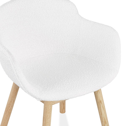 Fauteuil 'MOUTOU' in witte badstof en poten van natuurlijk hout