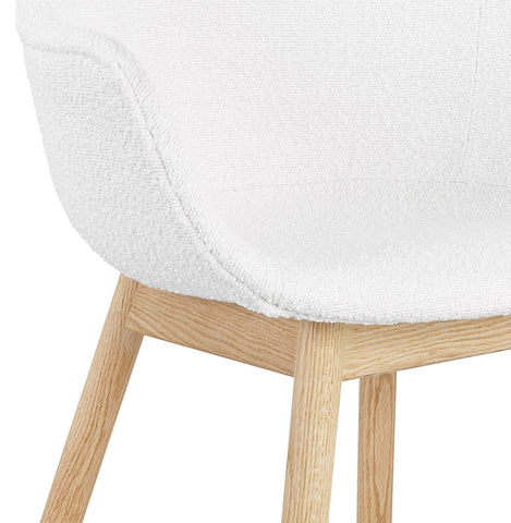 Fauteuil 'MOUTOU' in witte badstof en poten van natuurlijk hout