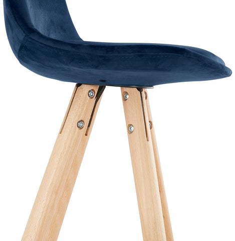 Halfhoge barkruk 'SPIRIT MINI' in blauw fluweel en poten in hout met natuurlijke afwerking